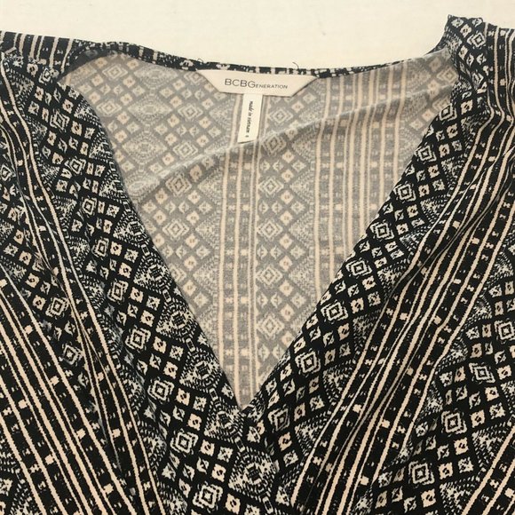 BCBGeneration Graphic Print Stretch Wrap Romper Women’s Small Snap Front - Picture 12 of 12